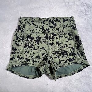 Lululemon everlux 2.5” Floral Green Women's size 6 Shorts